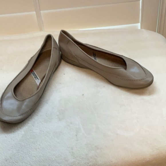 Tan Flats with Rounded Toe and Low-Cut Vamp - Picture 5 of 7